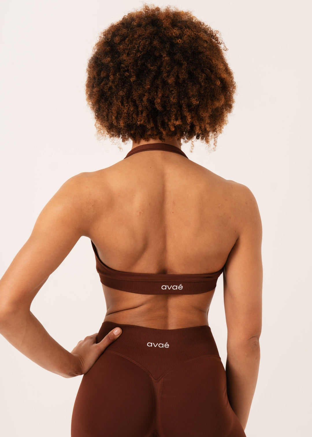 Enhance Halterneck Sport-BH Brown - Ondersteunende Sport-BH Zijaanzicht - Avae Wear