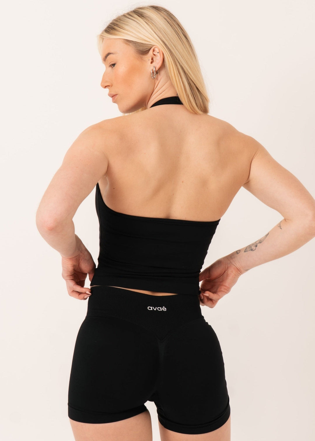 Enhance Halterneck Top Black - Sculpt Halterneck Zijaanzicht - Avae Wear